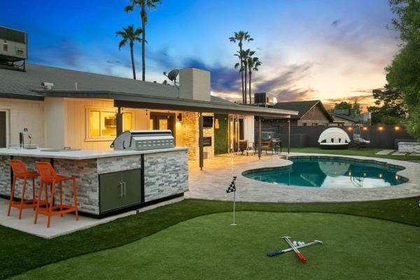 A la foto es mostra l'objecte Movie Theater Heated Pool PuttPutt PoolTable Games situat a la ciutat de Phoenix.
