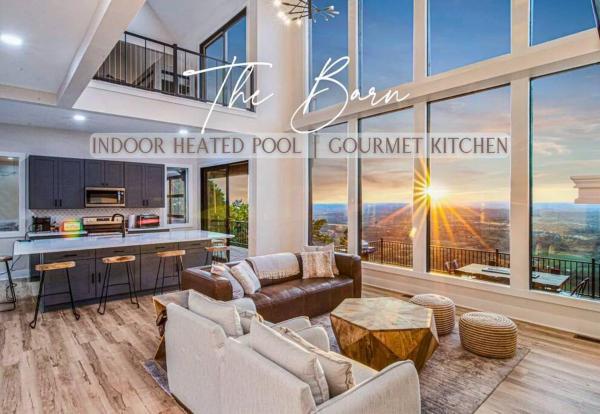 A la foto es mostra l'objecte Barn Retreat: Scenic Views, Pool, Gourmet Kitchen! situat a la ciutat de Sevierville.