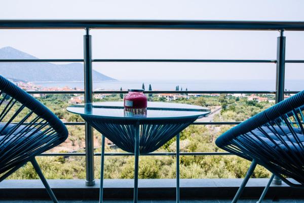 En la foto se muestra el objeto Konatsi Luxury Apartments ubicado en la ciudad de Tyros.