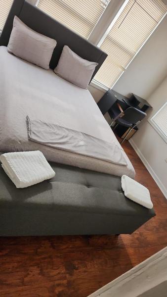 A la foto es mostra l'objecte Staycation Haven Master Bedroom situat a la ciutat de Newark.