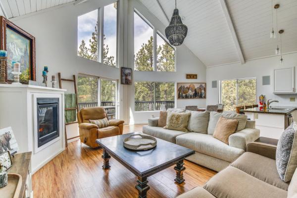 写真にはビッグ・ベア・シティ市にあるSerene Big Bear Retreat with Hot Tub and Game Room!が写っています。