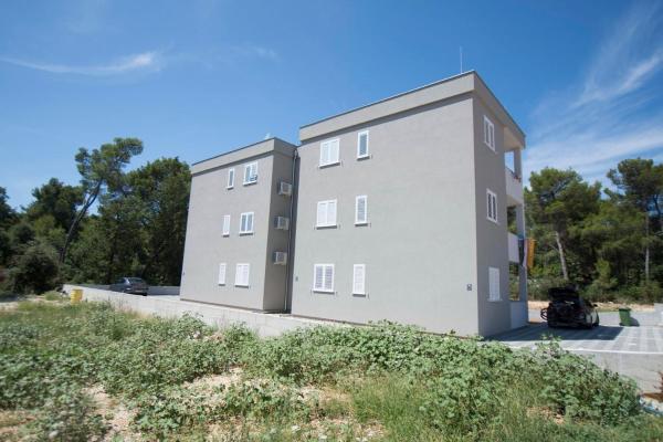 Na zdjęciu widoczny jest obiekt Apartments with parking space Pakostane, Biograd - 22446 położony w mieście Pakoštane.