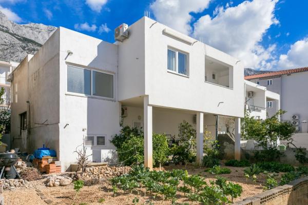 Na foto é possível ver o objeto Apartments with parking space Tucepi, Makarska - 22086 localizado na cidade de Tučepi.