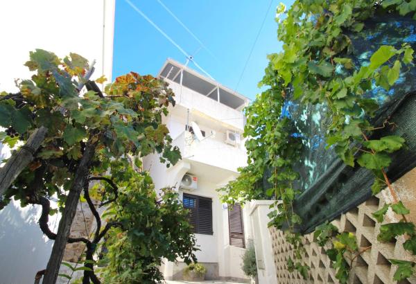 På bildet vises objektet Apartments with parking spaces Baska, Krk - 22600 som ligger i byen Baška.