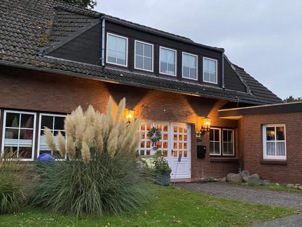 Na fotografii je vidět objekt Schumacher's Landhaus - Bücherhotel nacházející se ve městě Friedeburg.