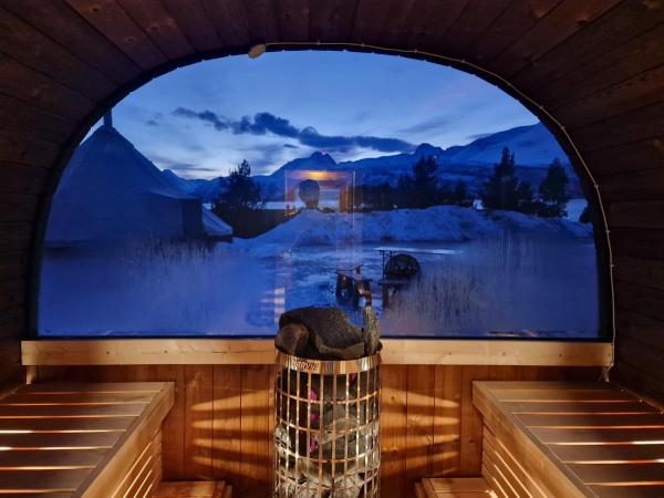På bilden syns objektet Lyngenfjord Hotel som ligger i staden Helligskogen.