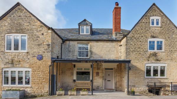 A la foto es mostra l'objecte A handsome large 9 bedroom 17th Century village house moments from The Cotswold Way offering modern luxury in a peaceful location situat a la ciutat de Frocester.