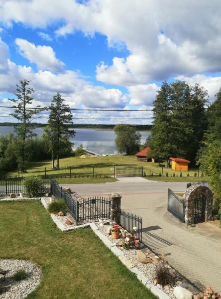 Na zdjęciu widoczny jest obiekt Apartament u Rybaka położony w mieście Sędki.
