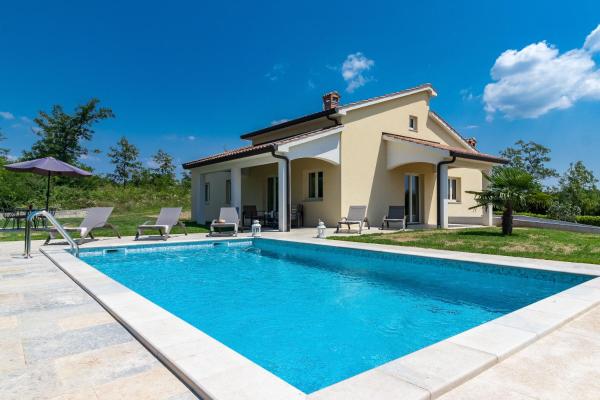 The photo shows the Villa Zorica located in the city of Stari Pazin.