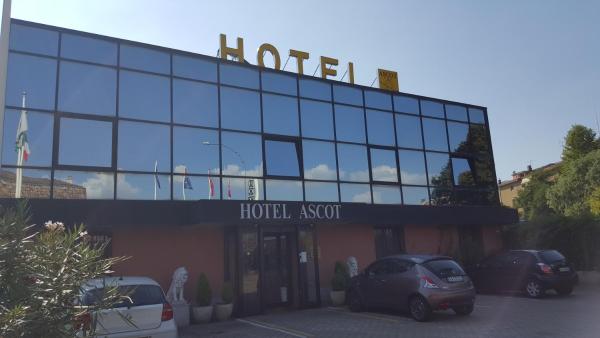 Na zdjęciu widoczny jest obiekt Hotel Ascot położony w mieście Binasco.