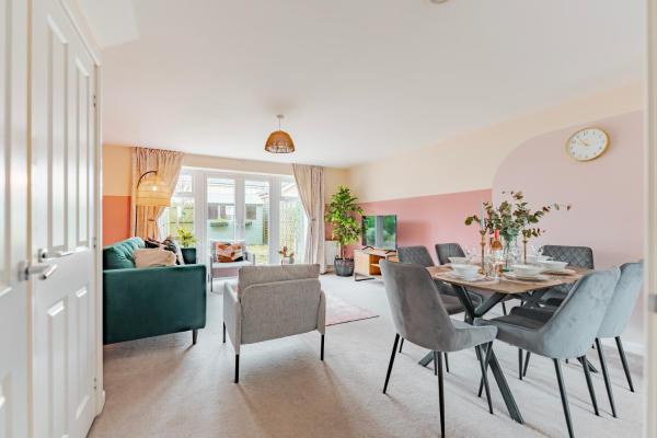A la foto es mostra l'objecte Stylish & Spacious 3bed Home with Fast Wifi & Private Parking situat a la ciutat de Papworth Everard.