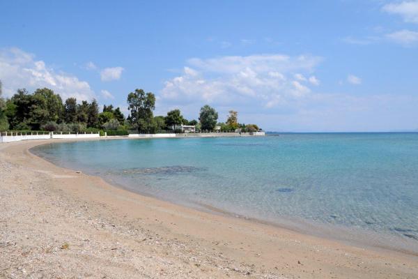 The photo shows the Angela's Seaview Apartment located in the city of Vasilikón.