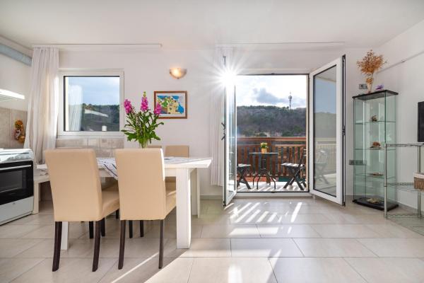 照片显示了位于Novigrad Dalmatia市的Apartment Mili物件。