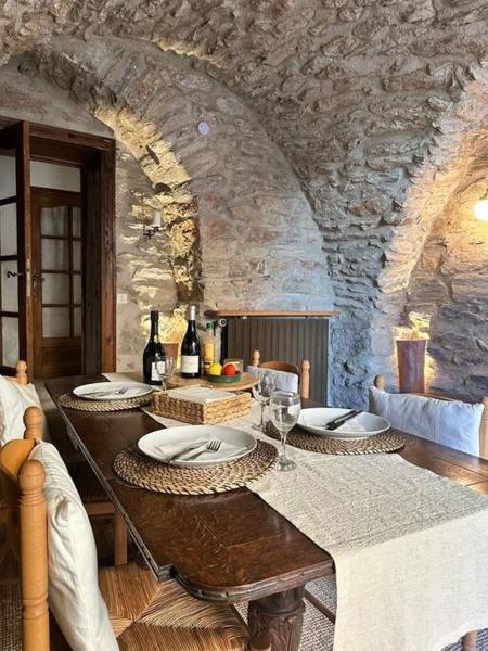 En la foto se muestra el objeto 13th Century Stone House ubicado en la ciudad de Roquessels.
