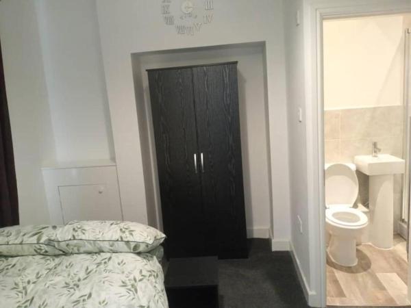 The photo shows the Ensuite double-bed (G1) close to Burnley city centre located in the city of Burnley.