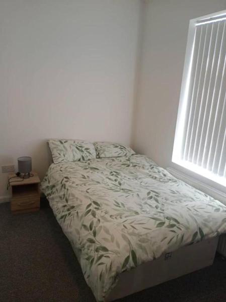 The photo shows the Ensuite Double-bed H3 close to Burnley city centre located in the city of Burnley.