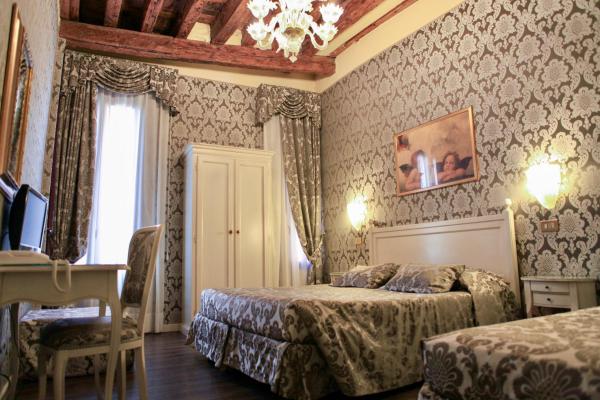På billedet ses objektet Hotel Bridge beliggende i byen Venedig.