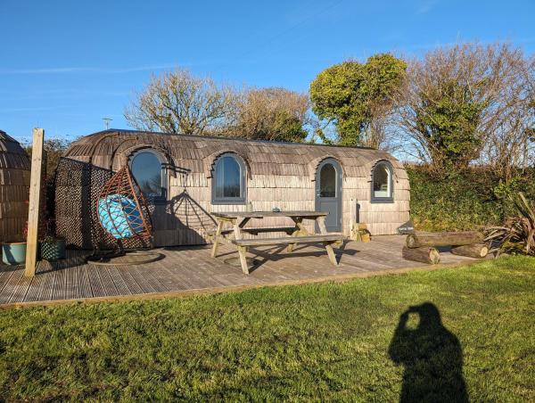 Na zdjęciu widoczny jest obiekt Clotted Cream -Lydcott Glamping, Cornish Sea Views położony w mieście Looe.