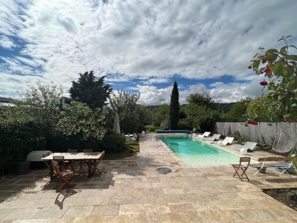 A la foto es mostra l'objecte Villa dans son écrin de verdure, piscine privée, totalement privée situat a la ciutat de Acy.