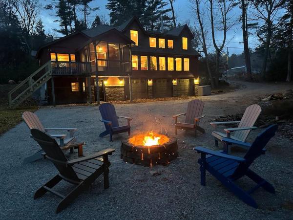 Na fotografii je vidět objekt Redwood - Lakeside Cabin nacházející se ve městě Henniker.