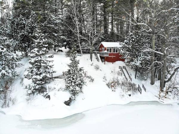 Na fotografii je vidět objekt Little Red Wing 50s Lake Cabin nacházející se ve městě Henniker.