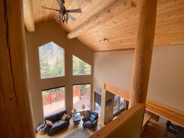 Na fotografii je vidět objekt Morrisey Chalet at Sun Peaks nacházející se ve městě Sun Peaks.
