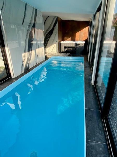 A la foto es mostra l'objecte Piscine et jacuzzi Loft ravissant dans une maison basque situat a la ciutat de Anglet.