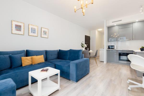 Grzybowska Apartment with Air Conditioning & Balcony Warsaw by Renters Prestige, Warsaw