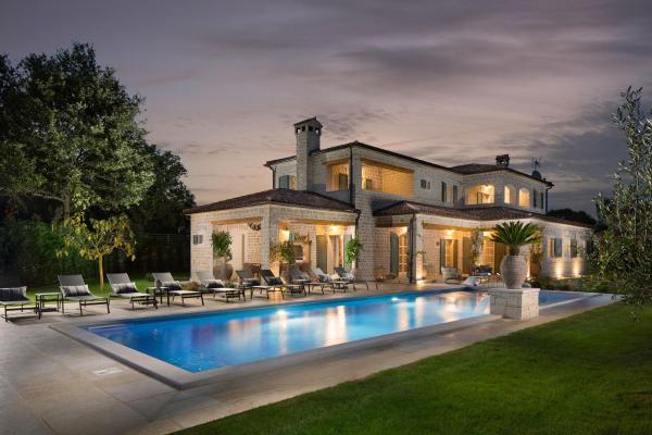Kuvassa näkyy kohde Villa Nevija u Ladicima for 10 people with sea view & sports complex in Central Istria, joka sijaitsee kaupungissa Ladići.