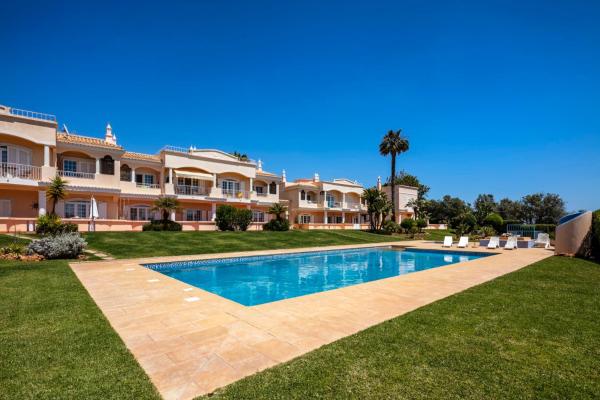 A la foto es mostra l'objecte Apartamento Praia da Marinha situat a la ciutat de Lagoa.