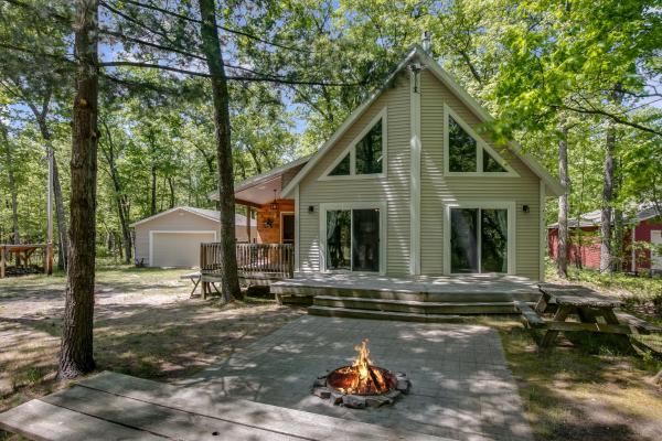 Auf dem Foto ist das Objekt A-Frame Cabin with a Game Room Across From Big Star Lake Boat Launch in der Stadt Baldwin zu sehen.