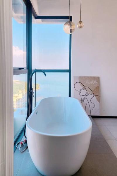 Bathtub with Seaview, 8pax, Urban Suites - 5km to Komtar, George Town