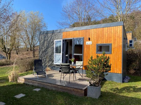 På billedet ses objektet Holiday Home Tiny Haus Waldsee Lodge by Interhome beliggende i byen Wemding.