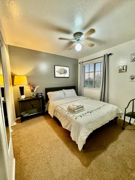 写真にはフェニックス市にあるCozy Private room with Shared bathroom Inside a houseが写っています。