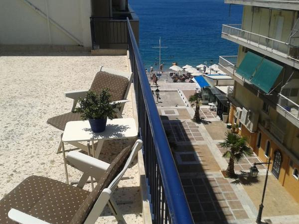 A la foto es mostra l'objecte Top floor seaside apartment situat a la ciutat de Loutraki.