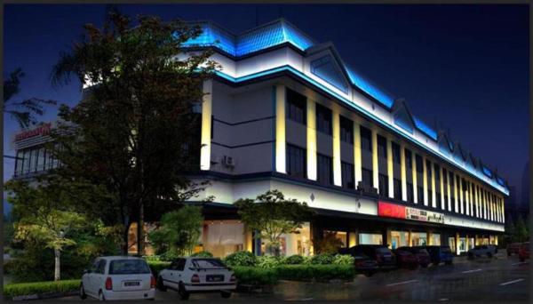 På billedet ses objektet Grand City Hotel beliggende i byen Kampong Serusup.