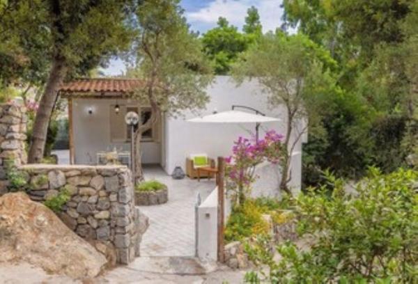A la foto es mostra l'objecte ISCHIA FORIO CASA villa, la Grille du Coq 3 il prezzo della villa è riferito all'intero alloggio con il limite delle persone previste n 6 situat a la ciutat de Ischia.