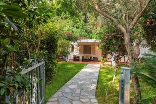 A la foto es mostra l'objecte ISCHIA FORIO CASA villa, la Grille du Coq 2 il prezzo della villa è riferito all'intero alloggio con il limite delle persone previste n 4 situat a la ciutat de Ischia.