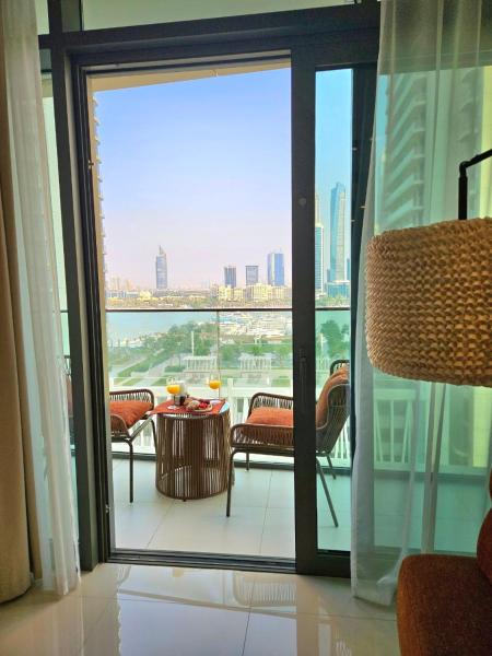 På billedet ses objektet Experience Bliss 1BR Haven with Stunning Sea Views - 50AB1 beliggende i byen Dubai.