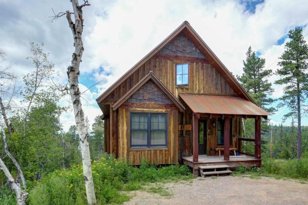 The photo shows the Big Pine Lodge located in the city of Lead.