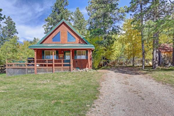 The photo shows the Cozy Black Hills Retreat located in the city of Lead.