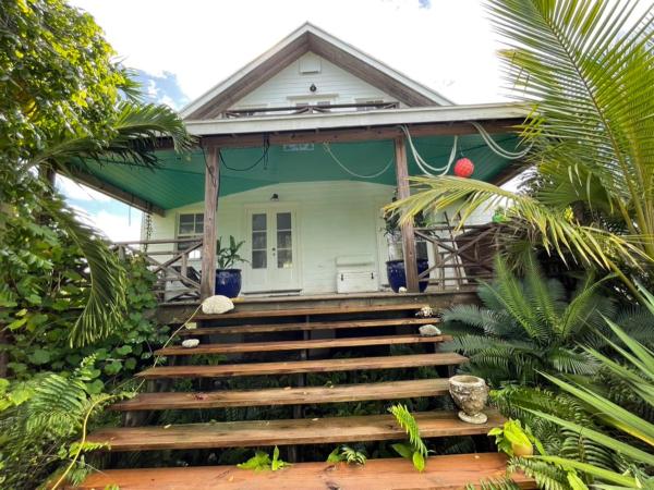 Na foto é possível ver o objeto Bahamian Farm House localizado na cidade de Tarpum Bay.