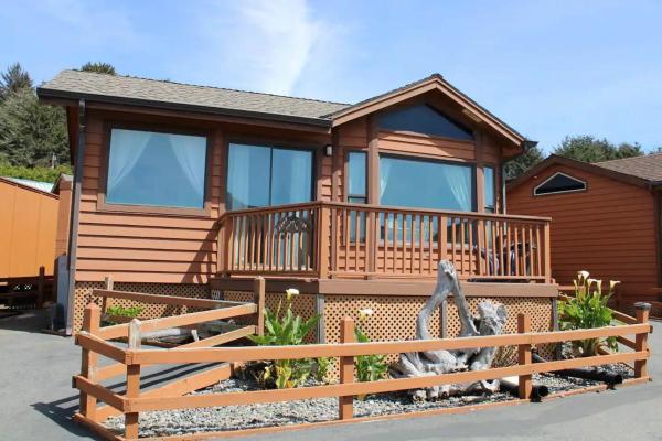 A la foto es mostra l'objecte Sand Castle - Ocean Cabin 25 W Private Jacuzzi situat a la ciutat de Smith River.