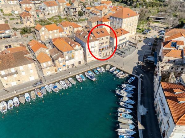 På billedet ses objektet Apartments by the sea Milna, Brac - 22519 beliggende i byen Milna.