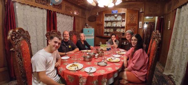 A la foto es mostra l'objecte Houseboat young wild Rose situat a la ciutat de Srinagar.
