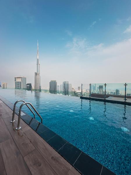 Na fotografii je vidět objekt ALiving Luxe 2BR with higest Infinity Pool Close to Dubai Mall & Burj Khalifa nacházející se ve městě Dubaj.