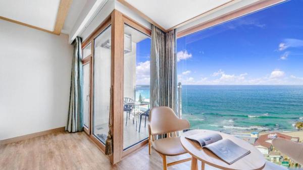 照片显示了位于Kyŏngp'o-mal市的Gangneung Four Season Hotel and Pension物件。