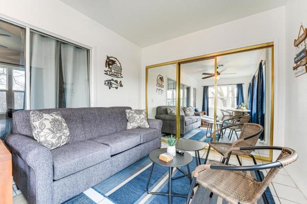 Fotografie 7: Sunroom, Fireplace: Lakefront Branson Condo