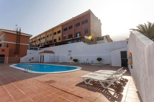 The photo shows the a un paso de la playa located in the city of Candelaria.