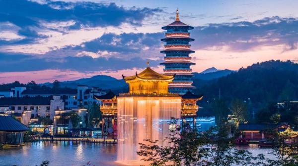 The photo shows the Wuyuan Wunvzhou Wuxiandao Luxury Hotel located in the city of Wuyuan.
